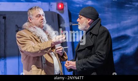 Hamburg, Deutschland. 02. März 2023. Schauspieler Oskar Ketelhut (l) als Doktor Caspary und Bernd Kaempfe als Kapitän bei der Fotoprobe von „DAT Füerschipp“. Das Stück basiert auf der Geschichte von Siegfried Lenz und feiert seine Premiere am 05.03.2023 im Ohnsorg Theater. Kredit: Markus Scholz/dpa/Alamy Live News Stockfoto