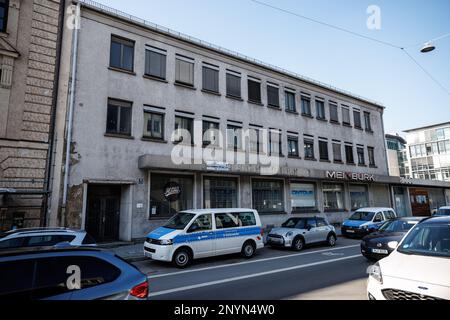 München, Deutschland. 02. März 2023. Geparkte Fahrzeuge stehen vor dem von Apple erworbenen Gebäude in der Seidlstraße 15. Kredit: Matthias Balk/dpa/Alamy Live News Stockfoto