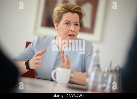 Berlin, Deutschland. 02. März 2023. Franziska Giffey, Vorsitzende der SPD Berlin, Regierende Bürgermeisterin von Berlin, spricht während eines Dpa-Interviews. Kredit: Britta Pedersen/dpa/Alamy Live News Stockfoto