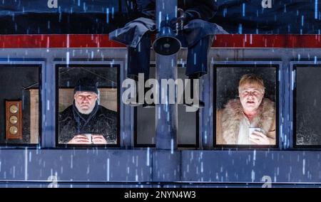 Hamburg, Deutschland. 02. März 2023. Schauspieler Bernd Kaempfe (l-r) als Kapitän Oskar Ketelhut als Doktor Caspary treten bei der Fotoprobe von „DAT Füerschipp“ auf. Das Stück basiert auf der Geschichte von Siegfried Lenz und feiert seine Premiere am 05.03.2023 im Ohnsorg Theater. Kredit: Markus Scholz/dpa/Alamy Live News Stockfoto