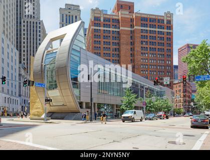 Pittsburgh Downtown: August Wilson Center for African American Culture, geformt wie eine afrikanische Dhow, ist größtenteils Glas, um die Öffentlichkeit einzuladen. Stockfoto