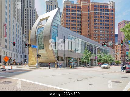 Pittsburgh Downtown: August Wilson Center for African American Culture, geformt wie eine afrikanische Dhow, ist größtenteils Glas, um die Öffentlichkeit einzuladen. Stockfoto