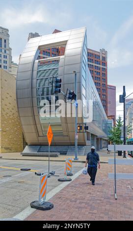 Pittsburgh Downtown: August Wilson Center for African American Culture, geformt wie eine afrikanische Dhow, ist größtenteils Glas, um die Öffentlichkeit einzuladen. Stockfoto