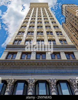 Pittsburgh Downtown: Benedum-Trees Building, ursprünglich Machesney Building, ist ein Hochhaus aus weißem Ziegelstein und Terracotta in der Fourth Avenue. Stockfoto