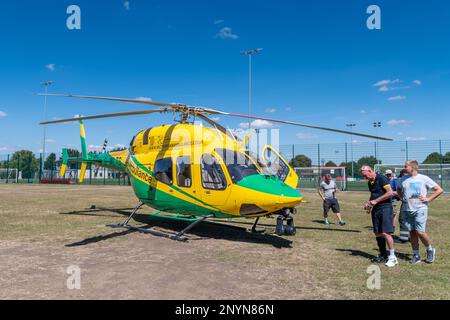 Swindon Wiltshire UK, august 8 2022. Der Globalranger-Helikopter Bell 429 in der grün-gelben Aufmachung des Wiltshire-Rettungswagens landete vor Stockfoto