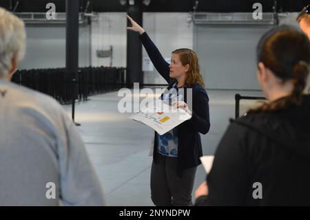 Laura Orr, Director of Education im Hampton Roads Naval Museum, bietet eine ehrenamtliche Schulung und Orientierung im Decker Half Moone Cruise and Celebration Center in Downtown Norfolk, Virginia, an. Diese Schulung und Orientierung fand im Rahmen der 12. Jährlichen Veranstaltung „Brick by Brick: LEGO Shipbuilding“ des Museums statt, die am Samstag, den 4. Februar 2023, stattfinden sollte und bei der die meisten Mitarbeiter im aktiven Dienst in den USA tätig waren Soldaten und Veteranen der Navy werden sich während der Veranstaltung freiwillig melden. Stockfoto