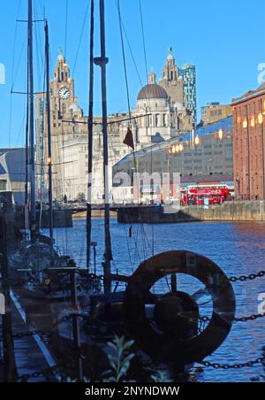 Reflexion der Royal Albert Dock und Pier Head Liver Buildings, Liverpool in a window, Liverpool, Merseyside, England, GB, Stockfoto