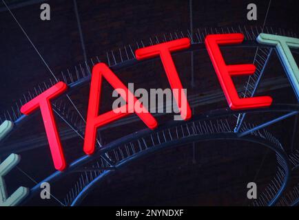 Red Tate Schild, vor dem Tate Liverpool, eine Kunstgalerie und Museum, im Royal Albert Dock, Liverpool, Merseyside, England, Großbritannien Stockfoto