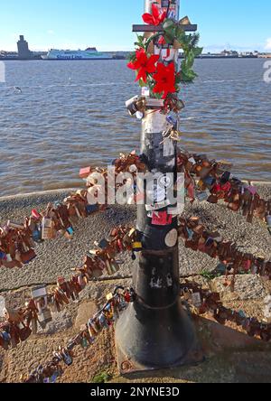 Ich liebe Vorhängeschlösser an den Ketten an der Flusspromenade Mersey, Pier Head, Royal Albert Dock, Liverpool, Merseyside, ENGLAND, GROSSBRITANNIEN, L3 4AF Stockfoto