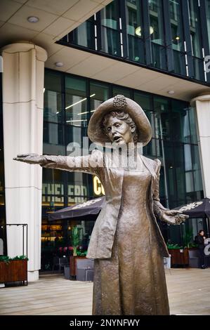 Statue der Suffragette Emmeline Pankhurst auf St. Peter's Square, Manchester by Hazel Reeves (2018) Stockfoto