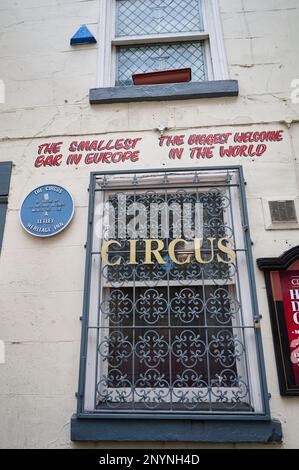 Die Circus Tavern in der Portland Street im Zentrum von Manchester gilt als eine der kleinsten Bars in Europa Stockfoto