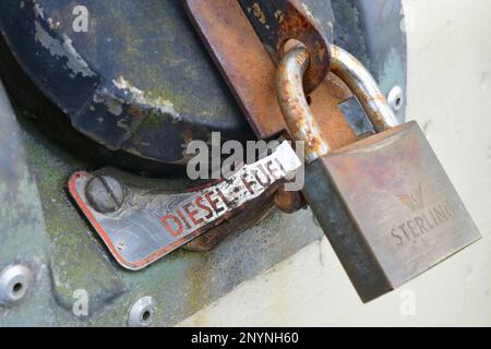 Vorhängeschloss am Tankdeckel bei Land Rover mit Dieselmotor Stockfoto