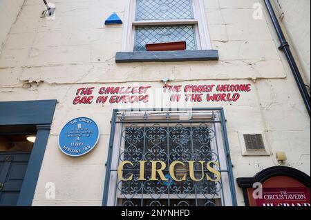 Die Circus Tavern in der Portland Street im Zentrum von Manchester gilt als eine der kleinsten Bars in Europa Stockfoto