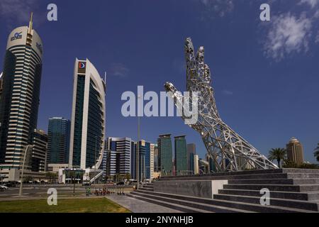 Skulptur für den Sheikh Tamim bin Hamad Al Thani International Anti-Corruption Excellence Award in einem Park in der Nähe des Sheraton Hotels an der corniche von Doha Stockfoto