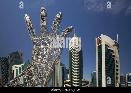 Skulptur für den Sheikh Tamim bin Hamad Al Thani International Anti-Corruption Excellence Award in einem Park in der Nähe des Sheraton Hotels an der corniche von Doha Stockfoto