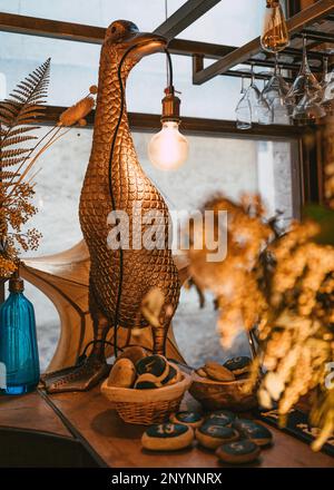 Eine Innenraumszene mit einer dekorativen Lampe Stockfoto