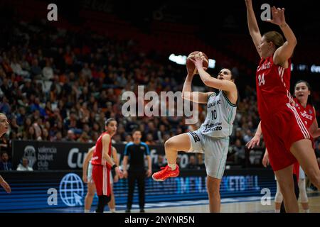 Leticia Romero von Valencia Basket (L) und Kylee Shook von Olympiacos SFP (R) in Aktion während der J14 Euroleague Women am 1. März 2023 in der Fuente de San Luis Sport Hall (Valencia, J14 Euroleague Women am 1. März 2023). Valencia Basket 65:55 Olympiacos SFP (Foto: Vicente Vidal Fernandez/Sipa USA) Kredit: SIPA USA/Alamy Live News Stockfoto