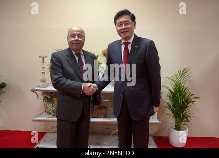 (230302) -- NEW DELHI, 2. März 2023 (Xinhua) -- der chinesische Außenminister Qin Gang trifft sich mit seinem brasilianischen Amtskollegen Mauro Vieira am Rande der Tagung der Gruppe der 20 (G20) der Außenminister in Neu-Delhi, Indien, 2. März 2023. (Xinhua/Javed Dar) Stockfoto