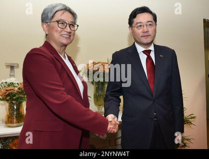 Neu-Delhi, Indien. 2. März 2023. Der chinesische Außenminister Qin Gang trifft sich mit seinem australischen Amtskollegen Penny Wong am Rande des Treffens der Gruppe der 20 (G20) Außenminister am 2. März 2023 in Neu-Delhi (Indien). Kredit: Javed Dar/Xinhua/Alamy Live News Stockfoto