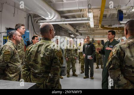 USA Air Force LT. General Michael Loh, Direktor der Air National Guard, spricht mit dem 144. Maintenance Squadron Metallic Technology Shop über 3D Druckmöglichkeiten während einer Basistour am 4. Februar 2023 auf der Fresno Air National Guard Base, Kalifornien. Loh wurde von Brig begleitet. General Steven Butow, Kommandant der Luftwaffe von Kalifornien, und Brig. General Jeremiah Cruz, Assistentin der kalifornischen Nationalgarde, Generaladjutant Air, während sie sich mit Airmen trafen und die Mission des 144. Kampfflügels sahen. Stockfoto