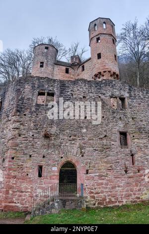 Ruinen von Schloss Schadeck, auch Schloss Schwalbennest, in der Stadt Neckarsteinach, Stadt der vier Schlösser, Hessen, Deutschland, Europa. Stockfoto