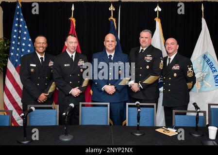 230110-N-TH560-0129 ARLINGTON, Virginia (10. Januar 2023) – von links, Staff, Manpower, and Training Fleet Master Chief Delbert Terrell Jr., Chief of Naval Staff, Force Master Chief Jason Dunn vom Navy Installations Command, Command Master Chief Jeremy deMello von den USA Küstenwache Atlantik, Force Master Chief Greg Carlson von Naval Surface Force Pacific und Fleet Master Chief John Perryman von den USA Das Flottenkommando posiert für ein Foto nach einem eingetragenen Rundtisch auf dem 35. Nationalen Symposium der Surface Navy Association in Arlington, Virginia, Januar 10. Die Führungskräfte antworteten mit "que" Stockfoto