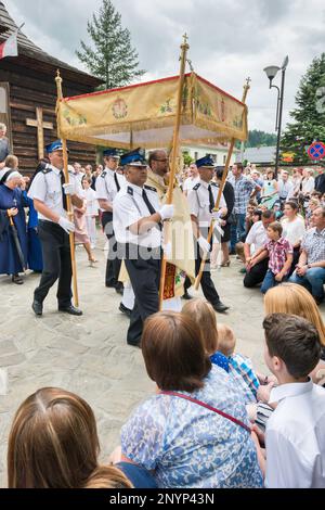 Dorfpriester mit einer Monstrance, Feuerwehrleute mit Baldachin, Corpus Christi-Feier in Letownia, Gorals (polnische Highlander) Dorf, Beskiden Gebirgskette, Westkarpaten, Malopolska Region, Polen Stockfoto