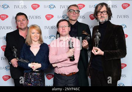 Dateifoto vom 18. Oktober 05/17 von (von links nach rechts) Nick Banks, Candida Doyle, Mark Webber, Steve Mackey und Jarvis Cocker von Pulp mit dem Preis für herausragende Song Collection während der jährlichen Ivor Novello Music Awards 62. im Grosvenor House in London. Mackey, der Bassgitarrist der Britpop Band Pulp, ist im Alter von 56 Jahren gestorben. Ausgabedatum: Donnerstag, 2. März 2023. Stockfoto