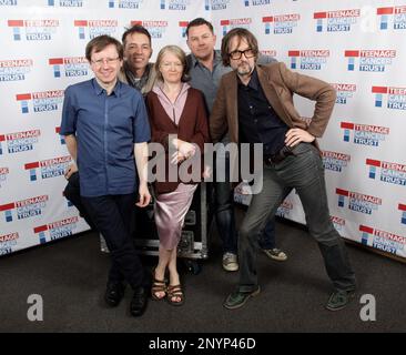 Dateifoto vom 31. Oktober 03/12 von Pulp (von links nach rechts) Mark Webber, Steve Mackey, Candida Doyle, Nick Banks und Jarvis Cocker Backstage während der Konzerte des Teenage Cancer Trust in der Royal Albert Hall im Westen Londons. Mackey, der Bassgitarrist der Britpop Band Pulp, ist im Alter von 56 Jahren gestorben. Ausgabedatum: Donnerstag, 2. März 2023. Stockfoto