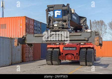 Dobanovci, Serbien - 3. März 2017: Front View Reach Stacker Vehicle at Cargo Containers Terminal. Stockfoto