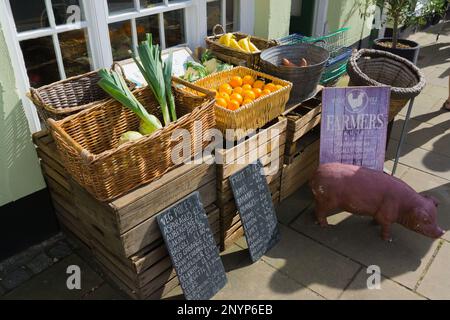 Vor einem kleinen, unabhängigen walisischen Lebensmittelgeschäft in Beaumaris Wales wird traditionelles frisches Obst und Gemüse auf dem Bürgersteig ausgestellt Stockfoto