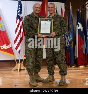 USA Generalleutnant David G. Bellon, Left, Kommandeur der Marine Forces Reserve und Marine Forces South, posiert für ein Foto mit Generalleutnant William E. Souza III, dem kommandierenden General der 4. Marine Logistics Group, nach seiner Beförderungszeremonie in der Marine Corps Support Facility New Orleans, 26. Januar 2023. Stockfoto