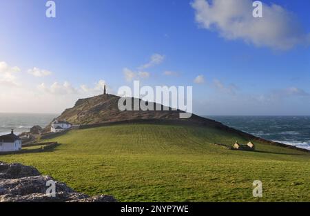 Die Landzunge am Cape Cornwall mit St. Helen's Oratory, Cornwall, Großbritannien – John Gollop Stockfoto