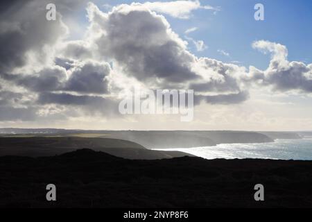 Der Blick über die Küste von Nord-Cornish von St. Agnes Beacon, Cornwall, Großbritannien – John Gollop Stockfoto