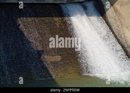 Der Staudamm kontrolliert den Wasserfluss durch Schleusentore Stockfoto