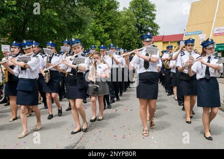 Ehrenamtliche Feuerwehrleute marschieren Band bei der Corpus Christi Feier in Tokarnia, Gorals (polnische Highlander) Dorf, Beskiden Bergkette, Westkarpaten, Malopolska Region, Polen Stockfoto