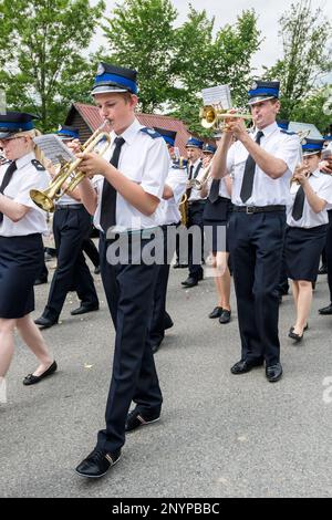 Ehrenamtliche Feuerwehrleute marschieren Band bei der Corpus Christi Feier in Tokarnia, Gorals (polnische Highlander) Dorf, Beskiden Bergkette, Westkarpaten, Malopolska Region, Polen Stockfoto