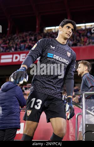 Sevilla, Spanien. 26., Februar 2023. Torhüter Bono (13) des FC Sevilla tritt im Estadio Ramon Sanchez Pizjuan in Sevilla auf das Spielfeld für das LaLiga Santander Spiel zwischen dem FC Sevilla und Osasuna. (Foto: Gonzales Photo - Jesus Ruiz Medina). Stockfoto