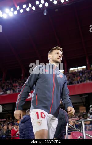 Sevilla, Spanien. 26., Februar 2023. Ivan Rakitic (10) des FC Sevilla tritt im Estadio Ramon Sanchez Pizjuan in Sevilla auf den Platz für das Spiel LaLiga Santander zwischen dem FC Sevilla und Osasuna. (Foto: Gonzales Photo - Jesus Ruiz Medina). Stockfoto