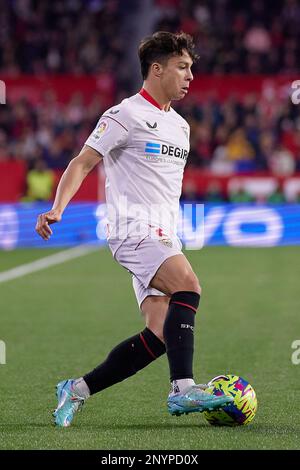 Sevilla, Spanien. 26., Februar 2023. Oliver Torres (21) vom FC Sevilla, gesehen während des Spiels LaLiga Santander zwischen dem FC Sevilla und Osasuna im Estadio Ramon Sanchez Pizjuan in Sevilla. (Foto: Gonzales Photo - Jesus Ruiz Medina). Stockfoto