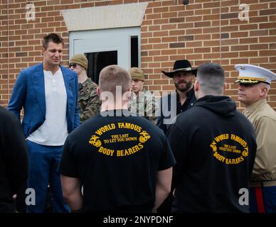 Body Bearer's with Marine Barracks Washington begrüßt Robert Gronkowski, pensioniert Tight-End für die Tampa Bay Buccaneers, Left, und Donald "Cowboy" Cerrone, pensionierter amerikanischer Mixed Martial Artist, Left, in Marine Barracks Washington am 17. Januar 2023. Gronkowski und Cerrone wurden von Oberst Robert A. Sucher, dem Befehlshaber der Marinebaracke Washington, und Sergeant Major Jesse E. Dorsey, Sergeant Major der Marinebaracke Washington, vorgestellt und besichtigten die Baracken. Stockfoto