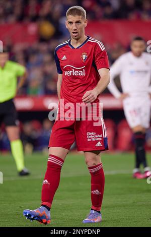 Sevilla, Spanien. 26., Februar 2023. Darko Brasanac (8) von Osasuna während des Spiels LaLiga Santander zwischen dem FC Sevilla und Osasuna im Estadio Ramon Sanchez Pizjuan in Sevilla gesehen. (Foto: Gonzales Photo - Jesus Ruiz Medina). Stockfoto