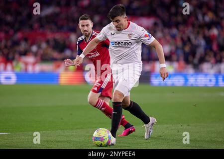 Sevilla, Spanien. 26., Februar 2023. Marcos Acuna (19) des FC Sevilla während des Spiels LaLiga Santander zwischen dem FC Sevilla und Osasuna im Estadio Ramon Sanchez Pizjuan in Sevilla. (Foto: Gonzales Photo - Jesus Ruiz Medina). Stockfoto