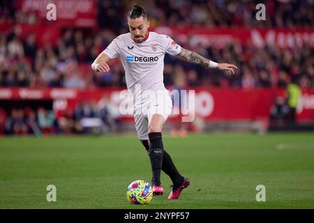 Sevilla, Spanien. 26., Februar 2023. Alex Telles (3) vom FC Sevilla, gesehen während des Spiels LaLiga Santander zwischen dem FC Sevilla und Osasuna im Estadio Ramon Sanchez Pizjuan in Sevilla. (Foto: Gonzales Photo - Jesus Ruiz Medina). Stockfoto