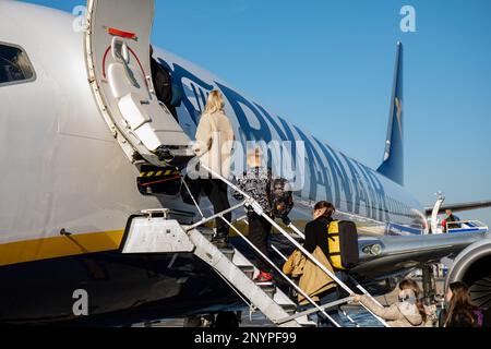 Passagiere, die am Flughafen London Stansted in Essex, England, in das Flugzeug der Ryanair Boeing 737-800 einsteigen Stockfoto