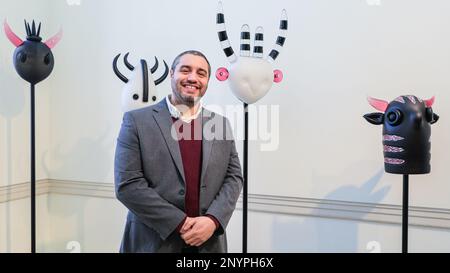 London, Großbritannien. 02. März 2023. Künstler Theo Brooks mit seiner Sammlung „Masking Rituals“, der antike zyprische Rituale und Artefakte in geblasenem und sandgestrahltem Glas, Teil von Collect/Open, erkundet. Collect Art Fair, eine führende internationale Messe für zeitgenössisches Kunsthandwerk und Design, kehrt vom 3. Bis 5. März ins Somerset House zurück. Kredit: Imageplotter/Alamy Live News Stockfoto