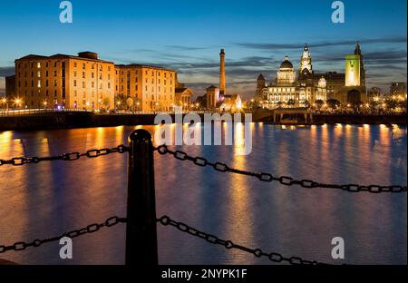 Salthouse Dock. Zu den rechten der drei Grazien des Pier Head (Royal Liver Building, das Cunard Building und Port of Liverpool Building. Zum l Stockfoto