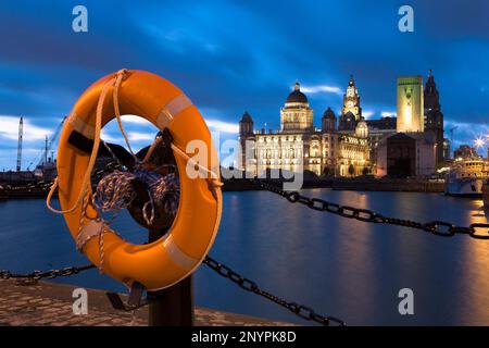 Canring Dock, mit den drei Grazien von Pier Head (Royal Liver Building, das Cunard Building und dem Hafen von Liverpool Building.Liverpool. England Stockfoto