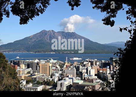 Die USA Coast Guard Cutter Kimball (WMSL 756) startet am 16. Februar 2023 in Kagoshima, Japan. Während ihres Aufenthalts in Japan führte die Besatzung des Kimball gemeinsame Ausbildungsmaßnahmen und einen professionellen Austausch mit Mitgliedern der japanischen Küstenwache durch, um die 2022 unterzeichnete Kooperationsvereinbarung zwischen den beiden Seeverkehrsdiensten auszuweiten, mit der die Operation SAPPHIRE, eine ständige Operation zur Stärkung der Beziehungen, zur Verstärkung bilateraler Beziehungen, eingeführt wurde; Und konzentrieren Sie sich auf die Aufrechterhaltung eines freien und offenen Indo-Pacific. USA Foto der Küstenwache von Chief Petty Officer Matt Masaschi. Stockfoto