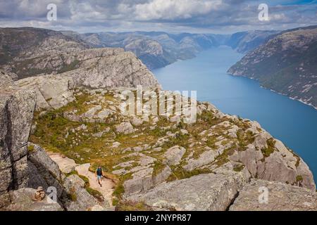 Wanderung zum Preikestolen, nahe Preikestolen, Preikestolen, 600 Meter über dem LyseFjord, Lyse Fjord in Ryfylke Bezirk, Rogaland Region, ist es den meisten popu Stockfoto